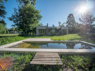 Casa a Estrenar en VENTA 4 DORMITORIOS - MIRALAGOS  1 LOTE 68