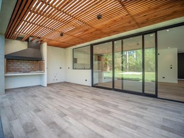 Casa a Estrenar en VENTA 4 DORMITORIOS - MIRALAGOS  1 LOTE 68