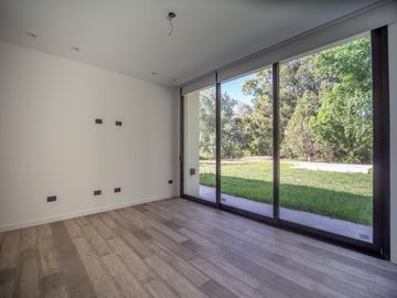 Casa a Estrenar en VENTA 4 DORMITORIOS - MIRALAGOS  1 LOTE 68