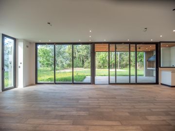 Casa a Estrenar en VENTA 4 DORMITORIOS - MIRALAGOS  1 LOTE 68