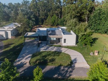 Casa a Estrenar en VENTA 4 DORMITORIOS - MIRALAGOS  1 LOTE 68