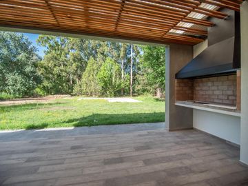 Casa a Estrenar en VENTA 4 DORMITORIOS - MIRALAGOS  1 LOTE 68