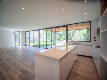 Casa a Estrenar en VENTA 4 DORMITORIOS - MIRALAGOS  1 LOTE 68