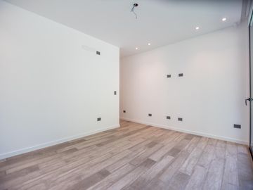 Casa a Estrenar en VENTA 4 DORMITORIOS - MIRALAGOS  1 LOTE 68