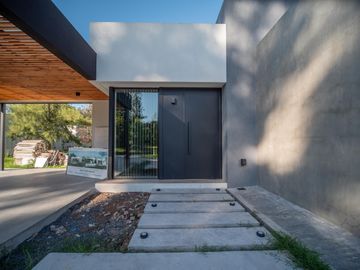 Casa a Estrenar en VENTA 4 DORMITORIOS - MIRALAGOS  1 LOTE 68