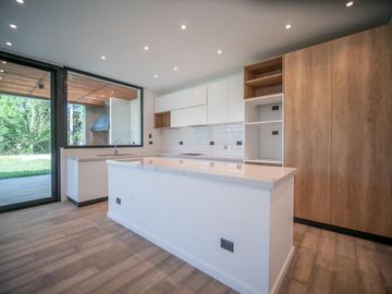 Casa a Estrenar en VENTA 4 DORMITORIOS - MIRALAGOS  1 LOTE 68