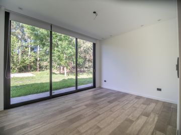 Casa a Estrenar en VENTA 4 DORMITORIOS - MIRALAGOS  1 LOTE 68