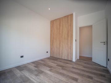 Casa a Estrenar en VENTA 4 DORMITORIOS - MIRALAGOS  1 LOTE 68