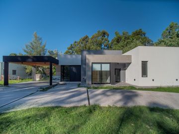 Casa a Estrenar en VENTA 4 DORMITORIOS - MIRALAGOS  1 LOTE 68