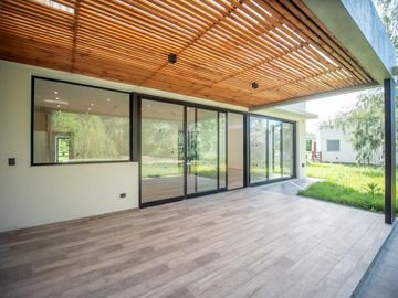 Casa a Estrenar en VENTA 4 DORMITORIOS - MIRALAGOS  1 LOTE 68