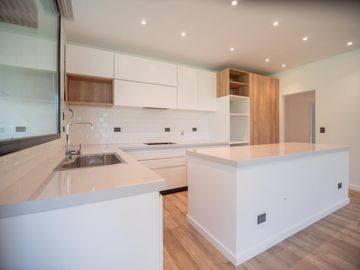 Casa a Estrenar en VENTA 4 DORMITORIOS - MIRALAGOS  1 LOTE 68