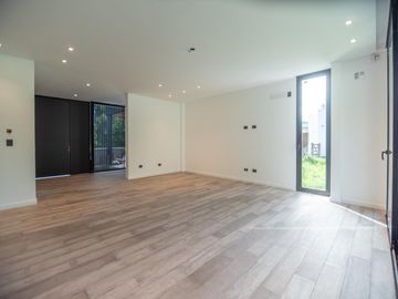 Casa a Estrenar en VENTA 4 DORMITORIOS - MIRALAGOS  1 LOTE 68