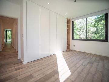 Casa a Estrenar en VENTA 4 DORMITORIOS - MIRALAGOS  1 LOTE 68