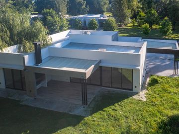 Casa a Estrenar en VENTA 4 DORMITORIOS - MIRALAGOS  1 LOTE 68