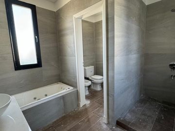 San Matías - Área 1 | Venta | Casa moderna a la laguna, de 5 amb con pileta