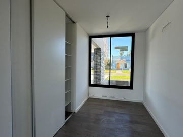 San Matías - Área 1 | Venta | Casa moderna a la laguna, de 5 amb con pileta