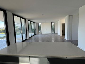 San Matías - Área 1 | Venta | Casa moderna a la laguna, de 5 amb con pileta