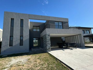San Matías - Área 1 | Venta | Casa moderna a la laguna, de 5 amb con pileta