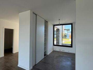 San Matías - Área 1 | Venta | Casa moderna a la laguna, de 5 amb con pileta
