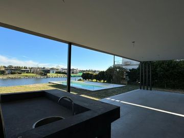 San Matías - Área 1 | Venta | Casa moderna a la laguna, de 5 amb con pileta