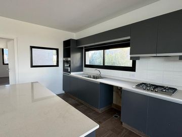 San Matías - Área 1 | Venta | Casa moderna a la laguna, de 5 amb con pileta
