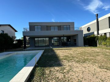San Matías - Área 1 | Venta | Casa moderna a la laguna, de 5 amb con pileta