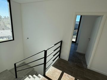 San Matías - Área 1 | Venta | Casa moderna a la laguna, de 5 amb con pileta