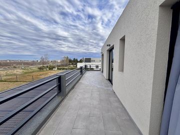 VENTA CASA SAN SEBASTIAN AREA 5 - 5 AMBIENTES - 2 PLANTAS