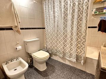 Amplia casa de 5 dormitorios con galería y pileta, Av. Roca al 1000, Barrio Sur