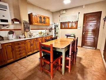 Amplia casa de 5 dormitorios con galería y pileta, Av. Roca al 1000, Barrio Sur