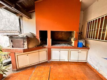 Amplia casa de 5 dormitorios con galería y pileta, Av. Roca al 1000, Barrio Sur