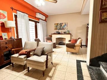 Amplia casa de 5 dormitorios con galería y pileta, Av. Roca al 1000, Barrio Sur