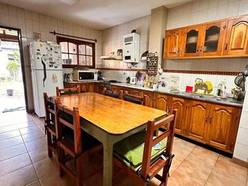 Amplia casa de 5 dormitorios con galería y pileta, Av. Roca al 1000, Barrio Sur