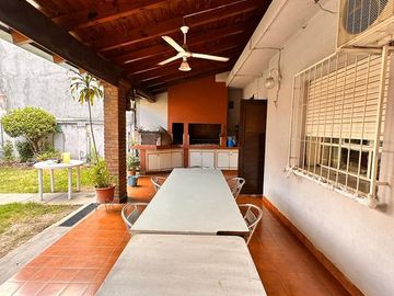 Amplia casa de 5 dormitorios con galería y pileta, Av. Roca al 1000, Barrio Sur