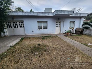 Venta - Terreno con 2 casas de dos dormitorios cada una - Cahuelo 9653 - Villa Allende Parque