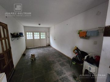 Venta - Terreno con 2 casas de dos dormitorios cada una - Cahuelo 9653 - Villa Allende Parque