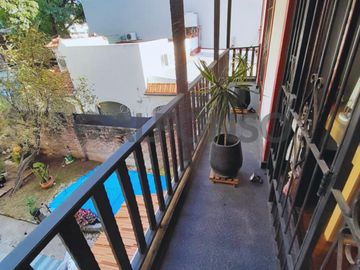 HERMOSO TIPO CASA CINCO AMBIENTES CON JARDIN Y PILETA