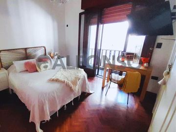HERMOSO TIPO CASA CINCO AMBIENTES CON JARDIN Y PILETA
