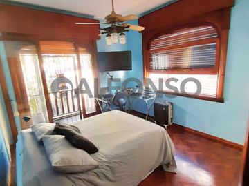HERMOSO TIPO CASA CINCO AMBIENTES CON JARDIN Y PILETA