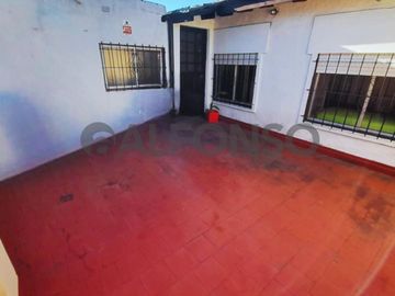 HERMOSO TIPO CASA CINCO AMBIENTES CON JARDIN Y PILETA