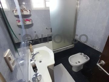 HERMOSO TIPO CASA CINCO AMBIENTES CON JARDIN Y PILETA
