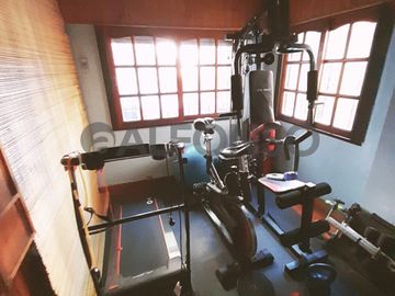 HERMOSO TIPO CASA CINCO AMBIENTES CON JARDIN Y PILETA