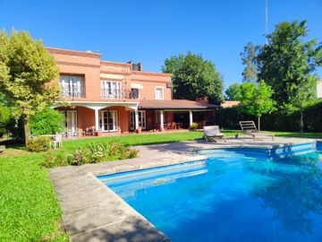 Importante casa de 3 dormitorios, barrio privado Casco Viejo, Yerba Buena