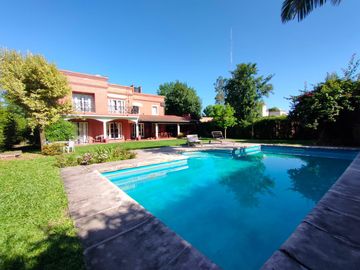 Importante casa de 3 dormitorios, barrio privado Casco Viejo, Yerba Buena