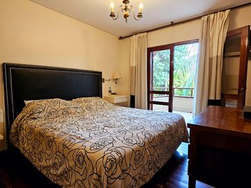 Importante casa de 5 dormitorios en VENTA en lote de 832 m2, zona Parque Guillermina, SMT