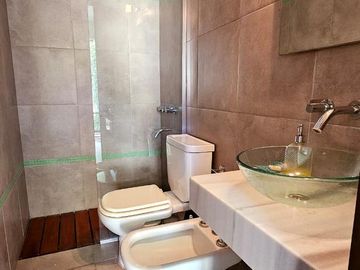 Importante casa de 5 dormitorios en VENTA en lote de 832 m2, zona Parque Guillermina, SMT
