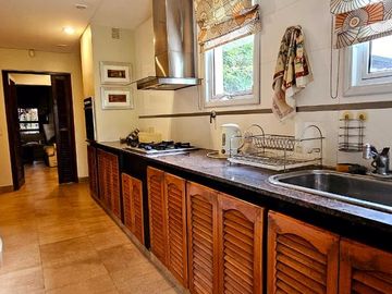 Importante casa de 5 dormitorios en VENTA en lote de 832 m2, zona Parque Guillermina, SMT
