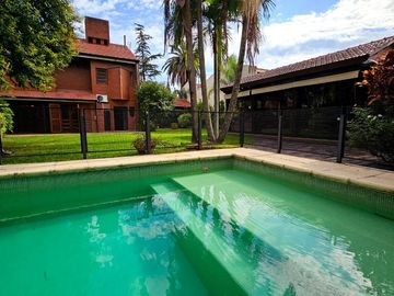 Importante casa de 5 dormitorios en VENTA en lote de 832 m2, zona Parque Guillermina, SMT