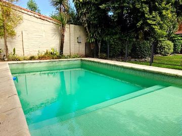 Importante casa de 5 dormitorios en VENTA en lote de 832 m2, zona Parque Guillermina, SMT