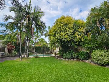 Importante casa de 5 dormitorios en VENTA en lote de 832 m2, zona Parque Guillermina, SMT